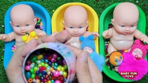 Куколки-малышки развлекаются с разноцветными бусинками