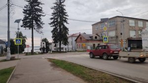 Калязин. Старинная школа. Я иду к воде.