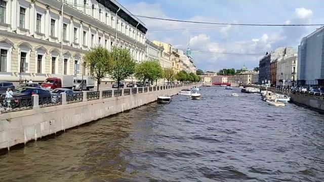 кораблики на реке Мойка. С. Петербург.