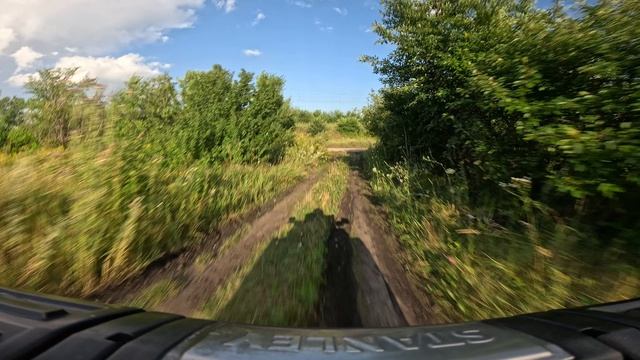 ATV 200 по  дороге с поездом под музыку Frequency