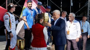 Адылбек Касымалиев наградил победителей этапа «Формулы-1 на воде»