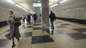 Станция метро Братиславская интерьер, пассажиры, поезд Москва Фрагмент 46