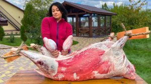 Разделываем 50-килограммового ягненка с огромными яичками! Мясной рулет со страусиным яйцом