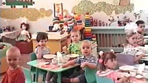 Утренник в детском саду, обед в ясельной группе.