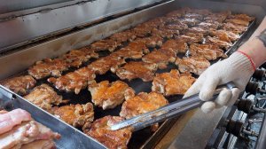 уличная куриная котлета, уличная еда, приготовленная на железной тарелке!