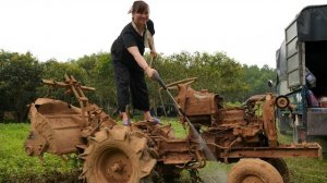 Девушка починила и восстановила сломавшийся трактор для своего соседа