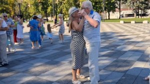 ЛЕЖАЛА РОЗА В УЛИЧНОЙ ПЫЛИ 2 АВГУСТА 2026 ХАРЬКОВ