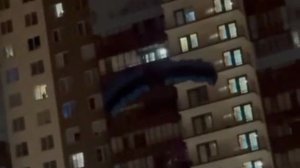 В Питере десантник отметил День ВДВ эпичным прыжком с 25-этажного дома.