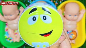 Милые Куклы наслаждаются красочной игрой с бисером