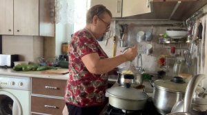 Жду внуков. Приготовила обед.