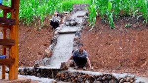 Построен красивый водопад, вода из которого стекает прямо в пруд с рыбками | Семейная ферма.