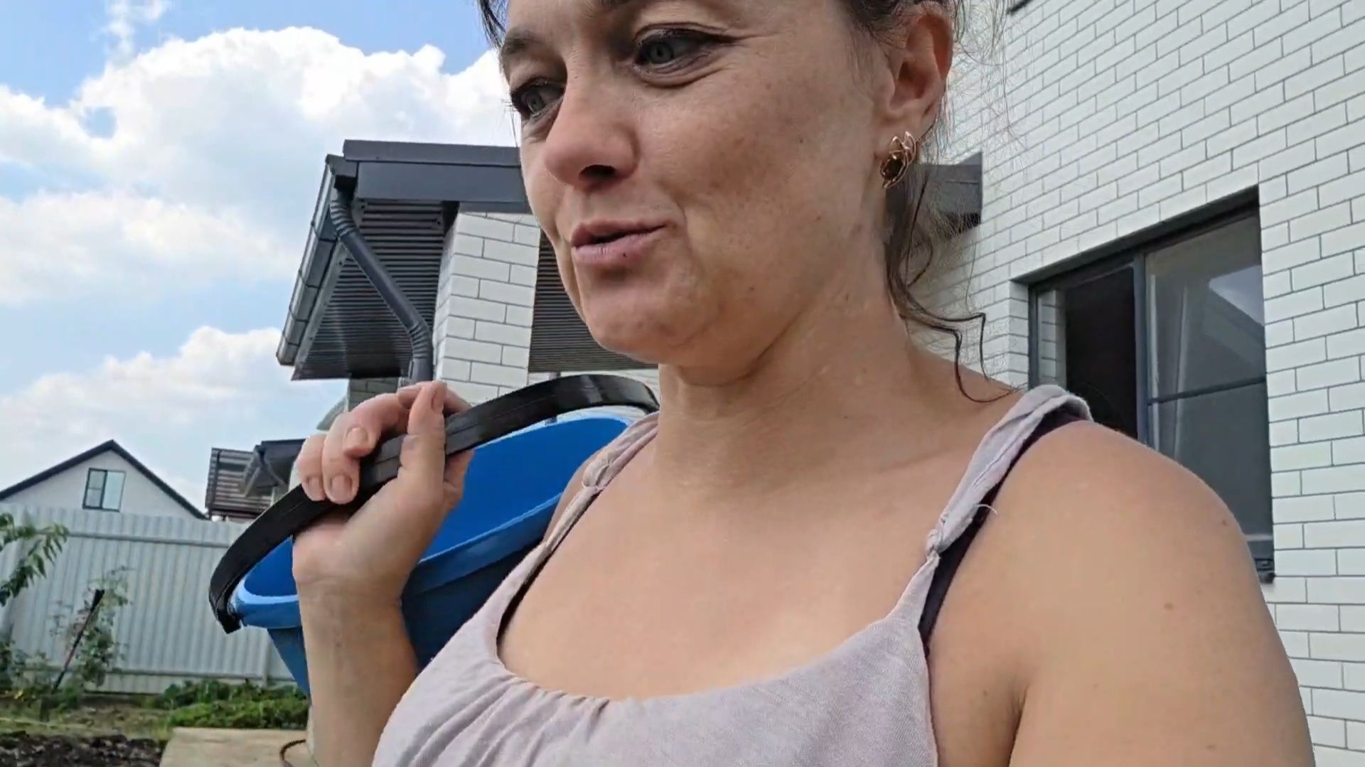 360  ЗАЛИВАЕМ ДОРОЖКИ ВОЗЛЕ ДОМА. ДАВНО НУЖНО БЫЛО УЙТИ. ДОЧЬ ЗАБРАЛА МАШИНУ.