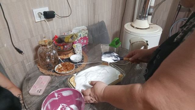 Испекла королевскую ватрушку.Приехала Маша,обедаем на свежем воздухе.