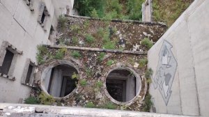 Крыша громадного заброшенного санатория.
