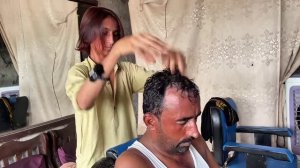 19-летний пакистанский парикмахер делает самый расслабляющий массаж головы