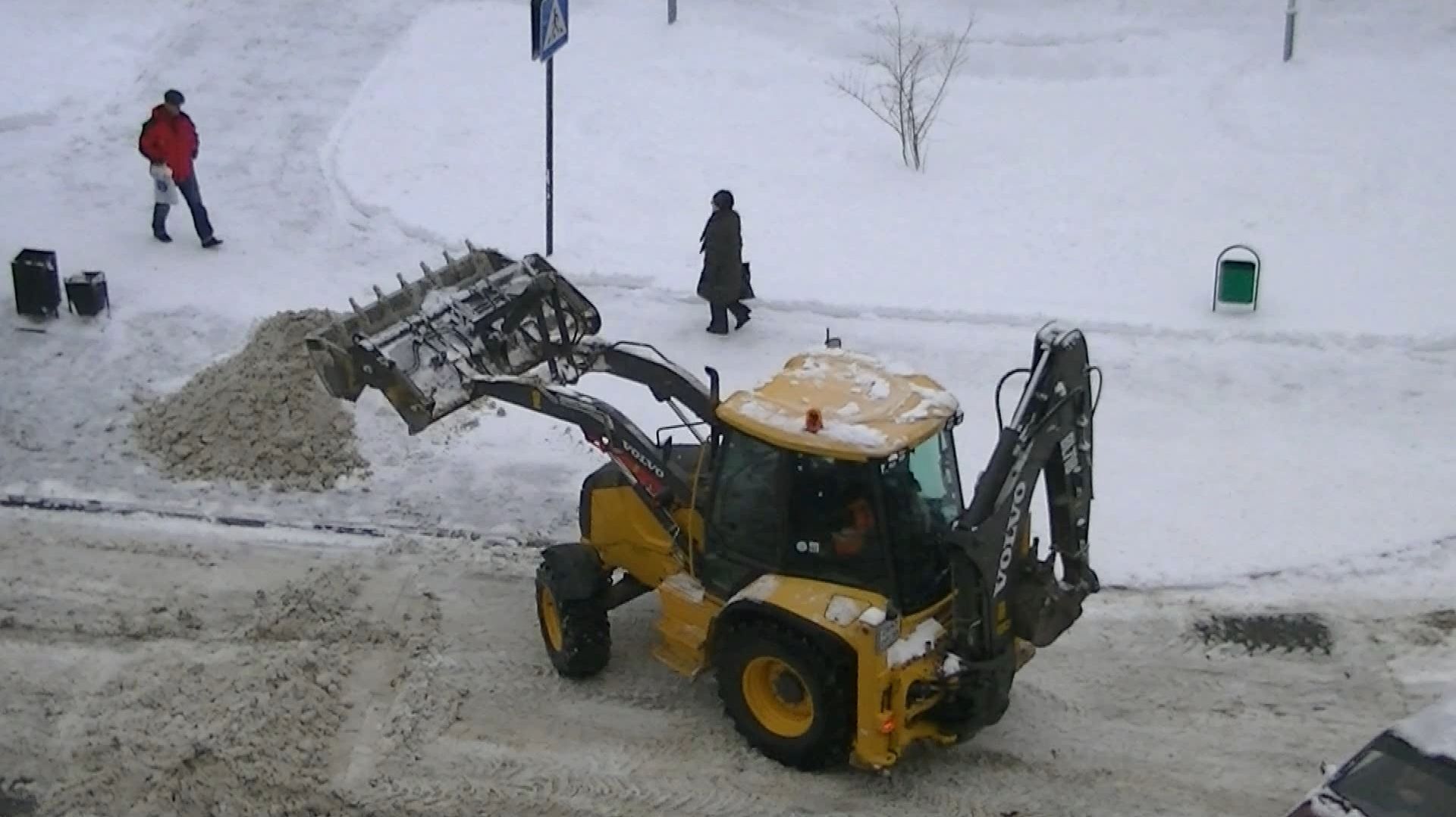 Экскаватор-погрузчик Volvo BL71B убирает снег