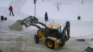 Экскаватор-погрузчик Volvo BL71B убирает снег