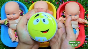 Милые куклы, играющие с разноцветными бусинками