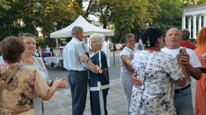 20260802 Танцы под песню На побывку едет молодой моряк грудь его в гармонь гармошка парк город Орёл