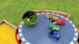 Изучаем цвета с PACMAN и игрушечным транспортным средством Farm Lollipop Street Vehicle Surprise.