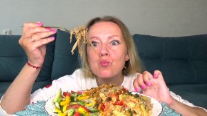 Мукбанг намешала все в кучу. Гречневая лапша с курой и овощами, капуста тушеная, салат овощной.