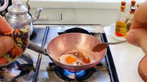 Миниатюрное приготовление риса с чесноком, яйцом и сосиской