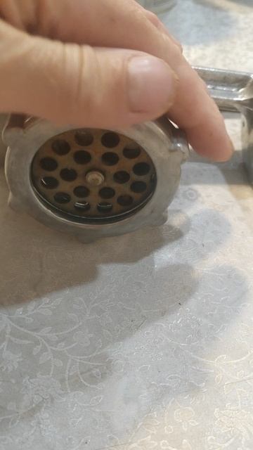 Ручная мясорубка.