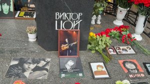 Умер молодым в 28 лет… Виктор Цой - Могила Легенды Рока. Богословское кладбище.