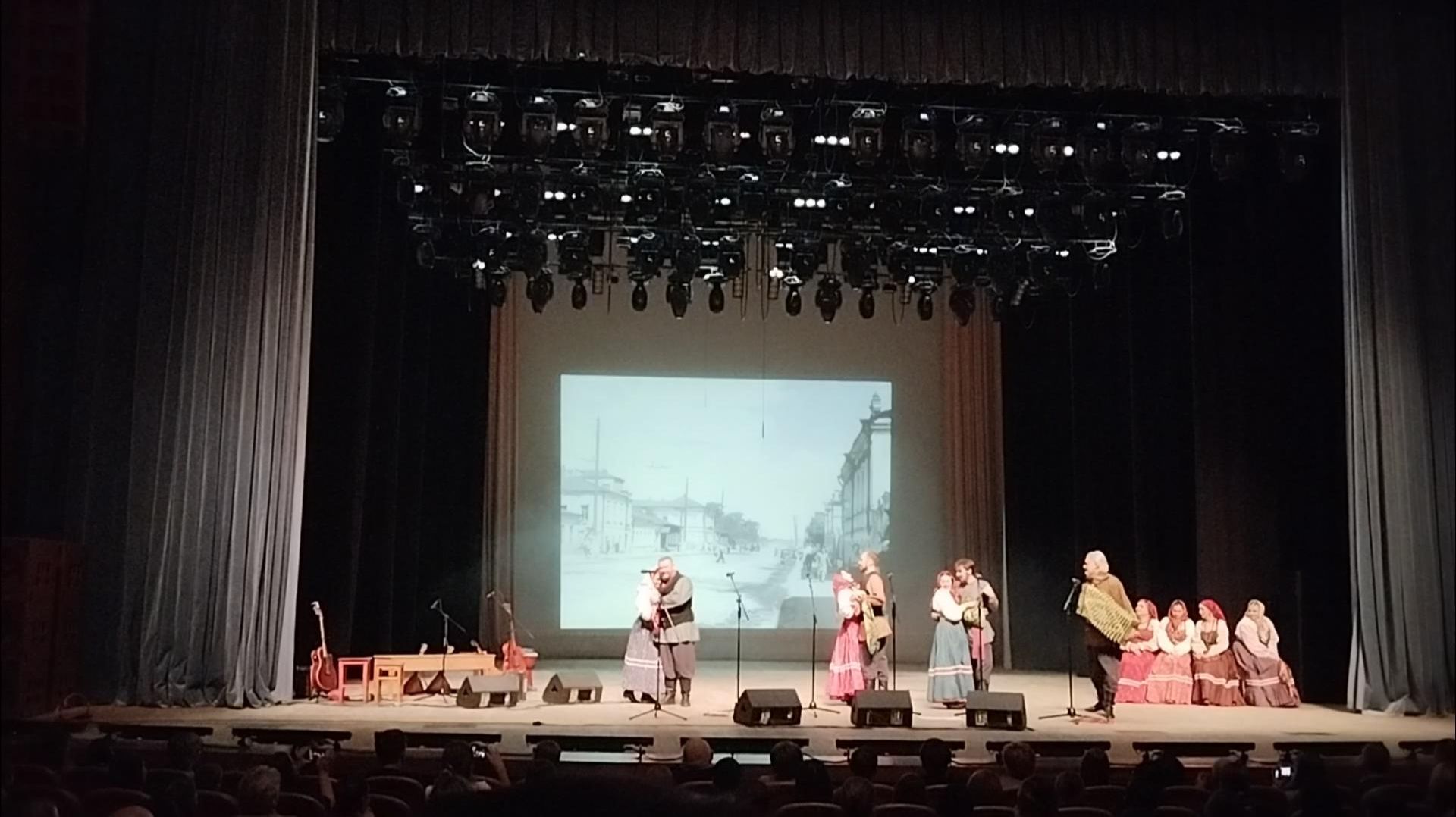 «Крутится, вертится шар голубой» (городской романс) - ансамбль русской этнической музыки «Миряне»