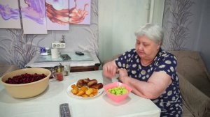 Накормил томаты витаминами От дождей всё начинает в саду и огороде гнить и портится Вкусно кушаю