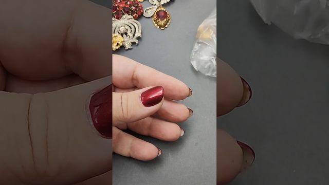 Распаковка винтажных брошей.