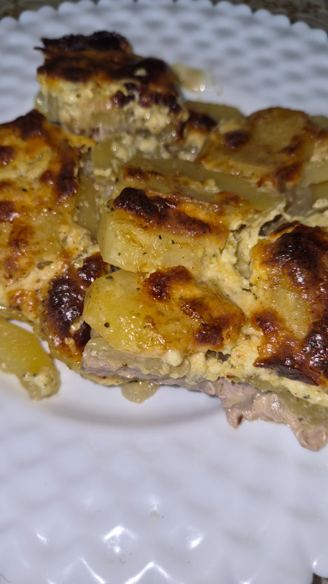 Свинина, запеченная с картофелем в духовке.