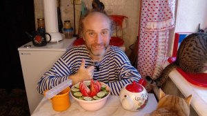 Обед с котями. Первый раз ем такие никакие томаты. Мукбанг. Обжор. Еда на камеру. Диета. Шизофрения.