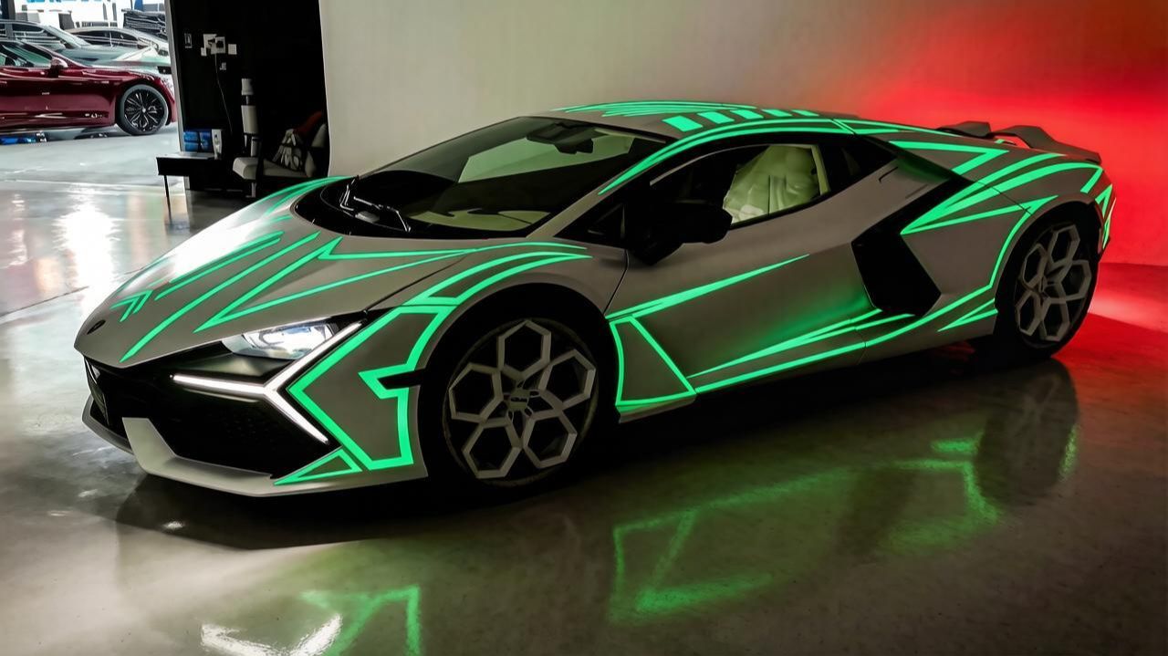 Lamborghini Revuelto 2026 — самый футуристический автомобиль с LED-подсветкой