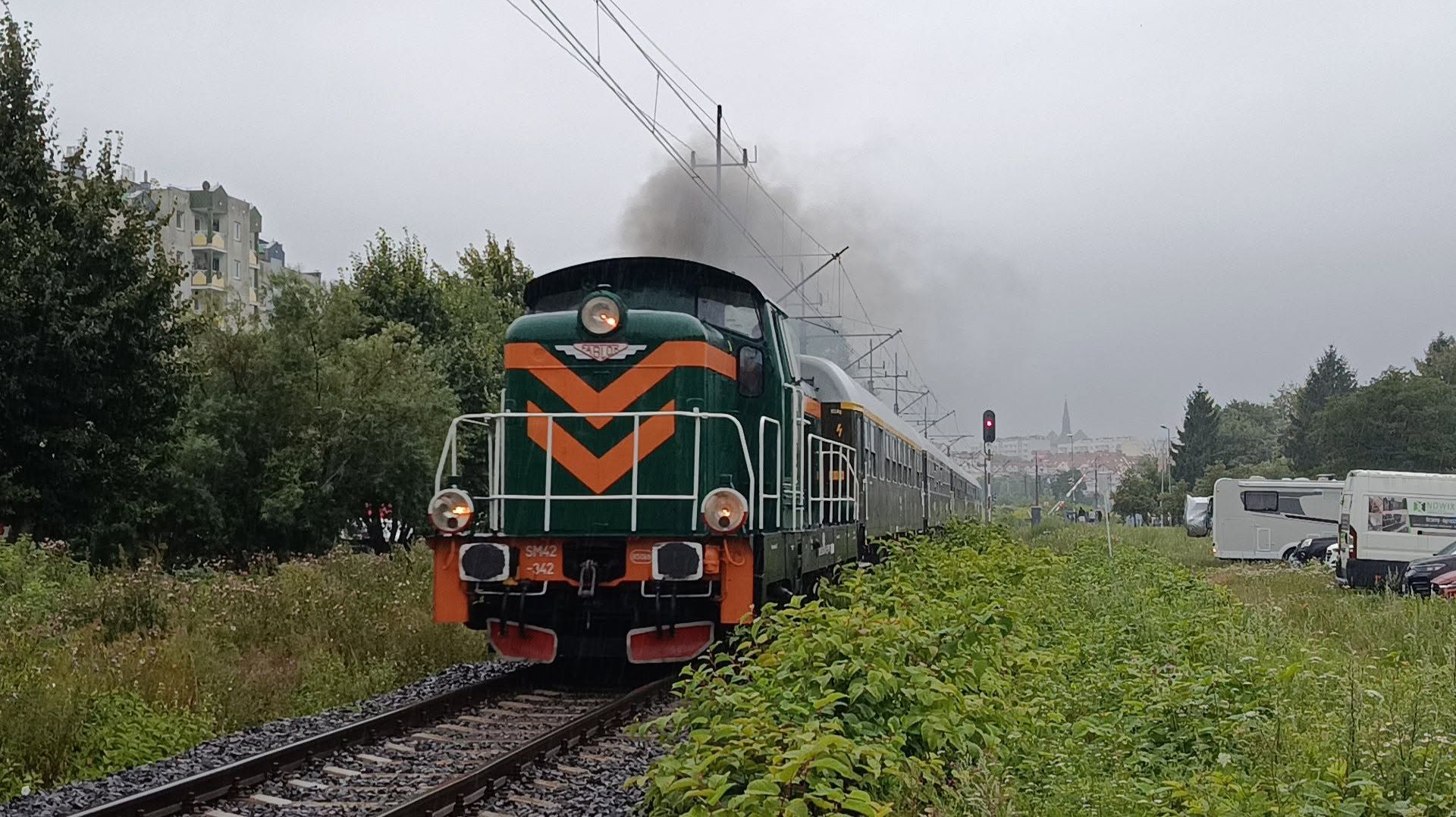 Тепловоз SM42-342 с пассажирскими вагонами