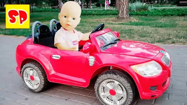 Развлечения для детей! Беби Борн катается на машинке