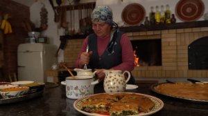Kənd Həyatı. Выпекаем деревенский пирог с травами и мясом