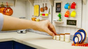 Обзор миниатюрной кухни и организация аксессуаров для кукольного домика
