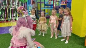 Что за вечеринка?! Каролина в игровой зоне:)