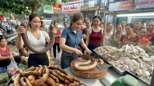 На запруженных людьми тротуарах продают уличную еду из свиных субпродуктов.