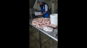 Шприц КОМПО работа с перекрутчиком на натуральной оболочке