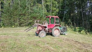 Трактор Т-25 прессую сено. Без поломок не обошлось .