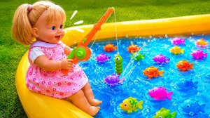Весёлая рыбалка куклы Алекс в надувном бассейне! Ловим рыбок удочкой 🎣🛁 | Для детей