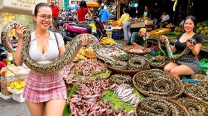 Змея, курица, угорь, лягушка, рыба, мясо, фрукты на рынке Тул Том Пунг.