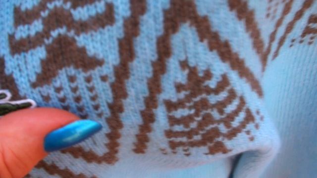 Lacoste, два разных свитера.