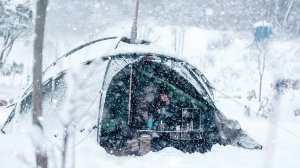 Один в снежной буре: палатку засыпает снегом