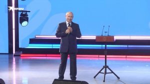 Путин сыграл в футбол со школьником на сцене в Красноярске