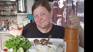 мукбанг/ картошка свежая запечённая/ соус майонез/ кабачковая икра/ петрушка / огурцы малосольные/