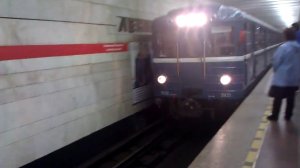 Старый и новый вагон Путеизмеритель на станции Ленинский проспект