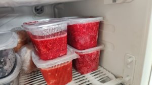 Опять на даче. Воробьи в теплице. Взвесила и пожарила кабачки.